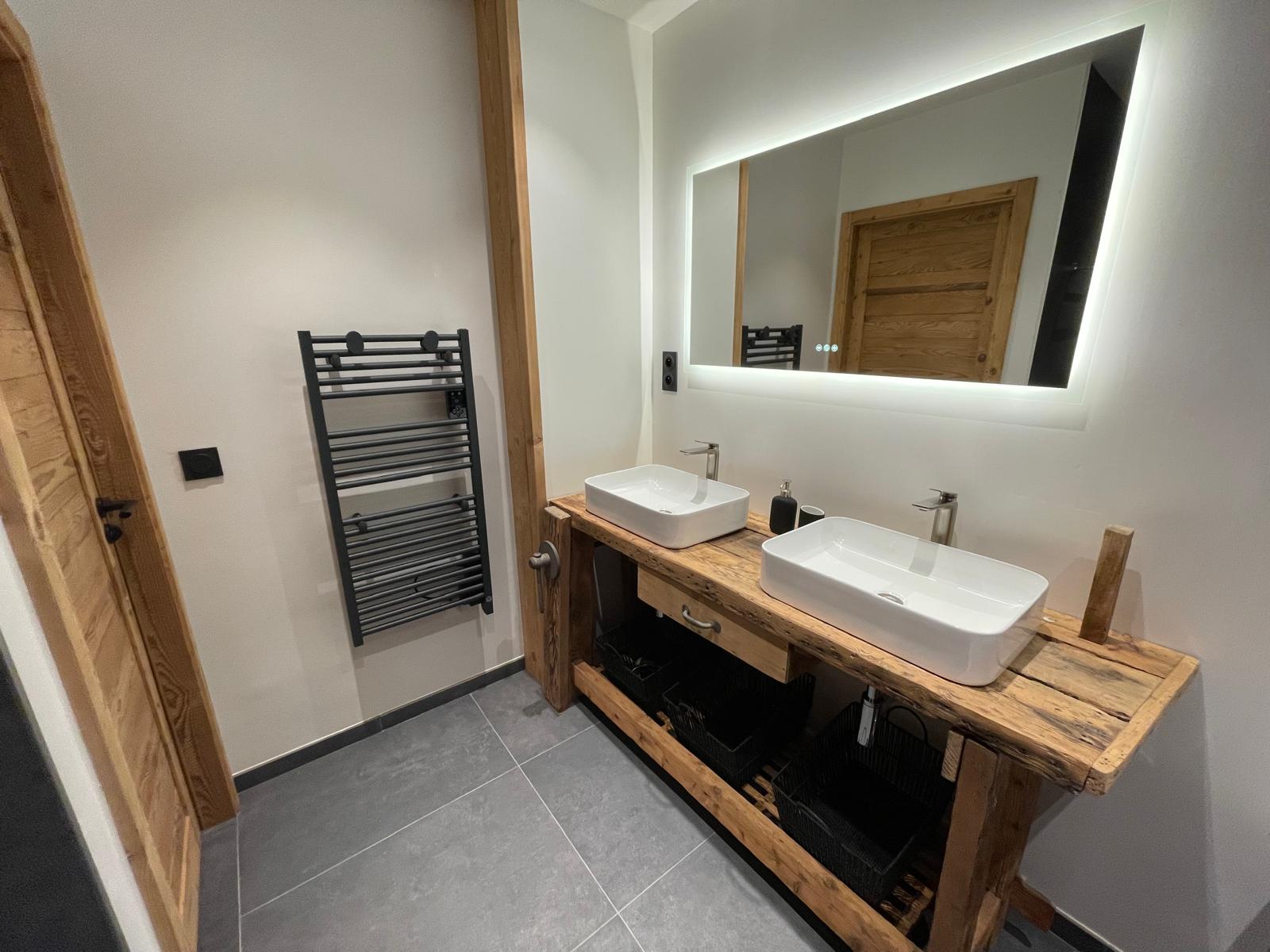 Salle de bain du chalet avec douche et double vasque